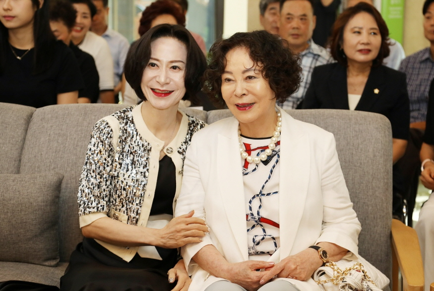 875 신영자 의장 장혜선 이사장.jpg