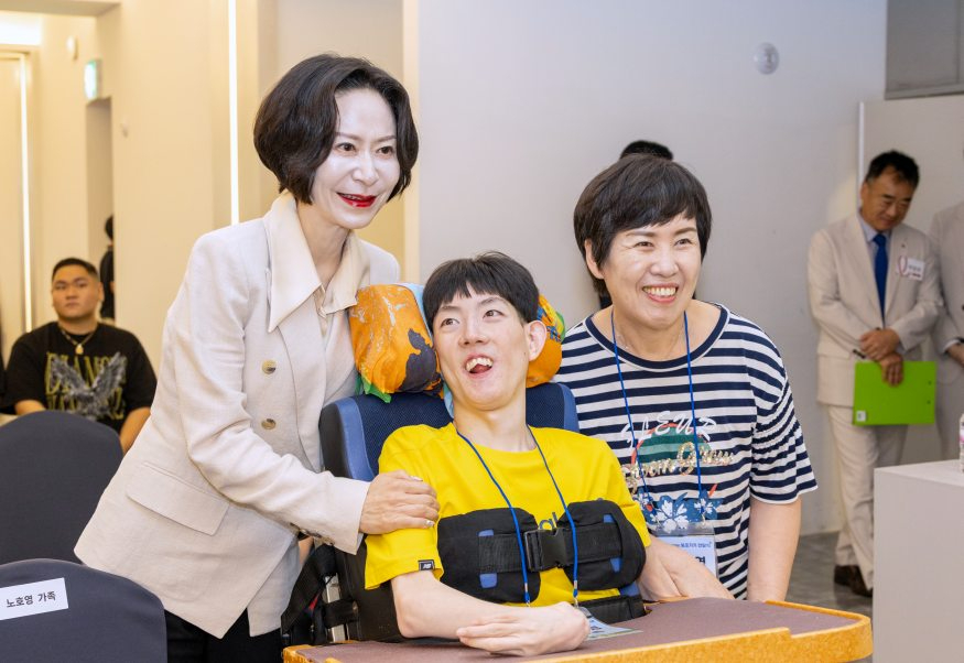 875 3명.jpg